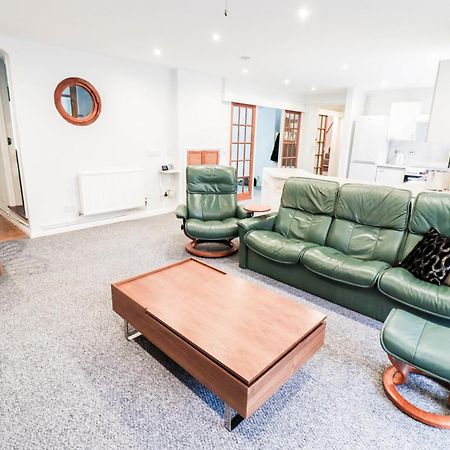 Bright And Spacious Contractor House L Parking! بورهاموود المظهر الخارجي الصورة