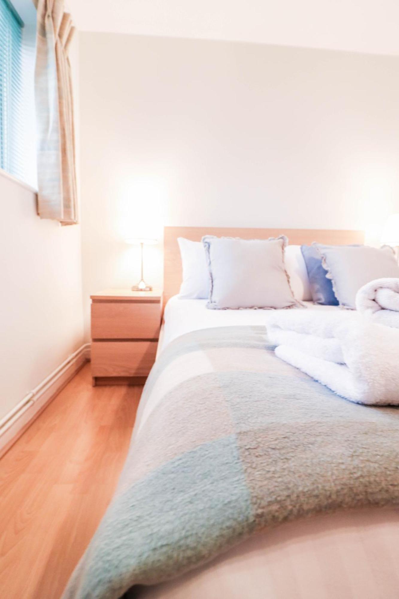 Bright And Spacious Contractor House L Parking! بورهاموود المظهر الخارجي الصورة