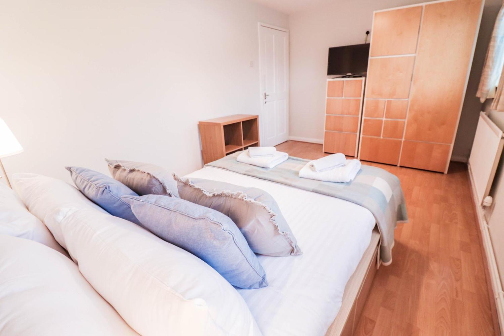 Bright And Spacious Contractor House L Parking! بورهاموود المظهر الخارجي الصورة