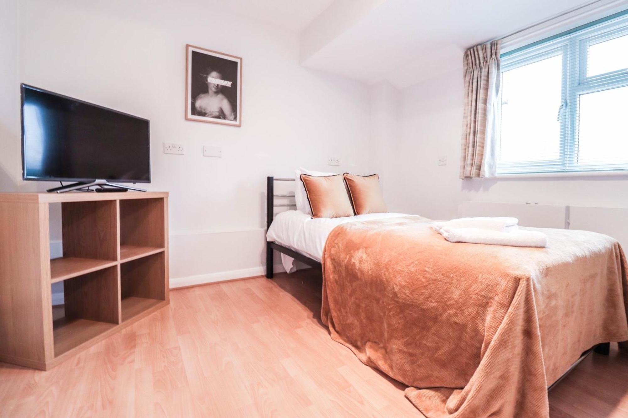 Bright And Spacious Contractor House L Parking! بورهاموود المظهر الخارجي الصورة