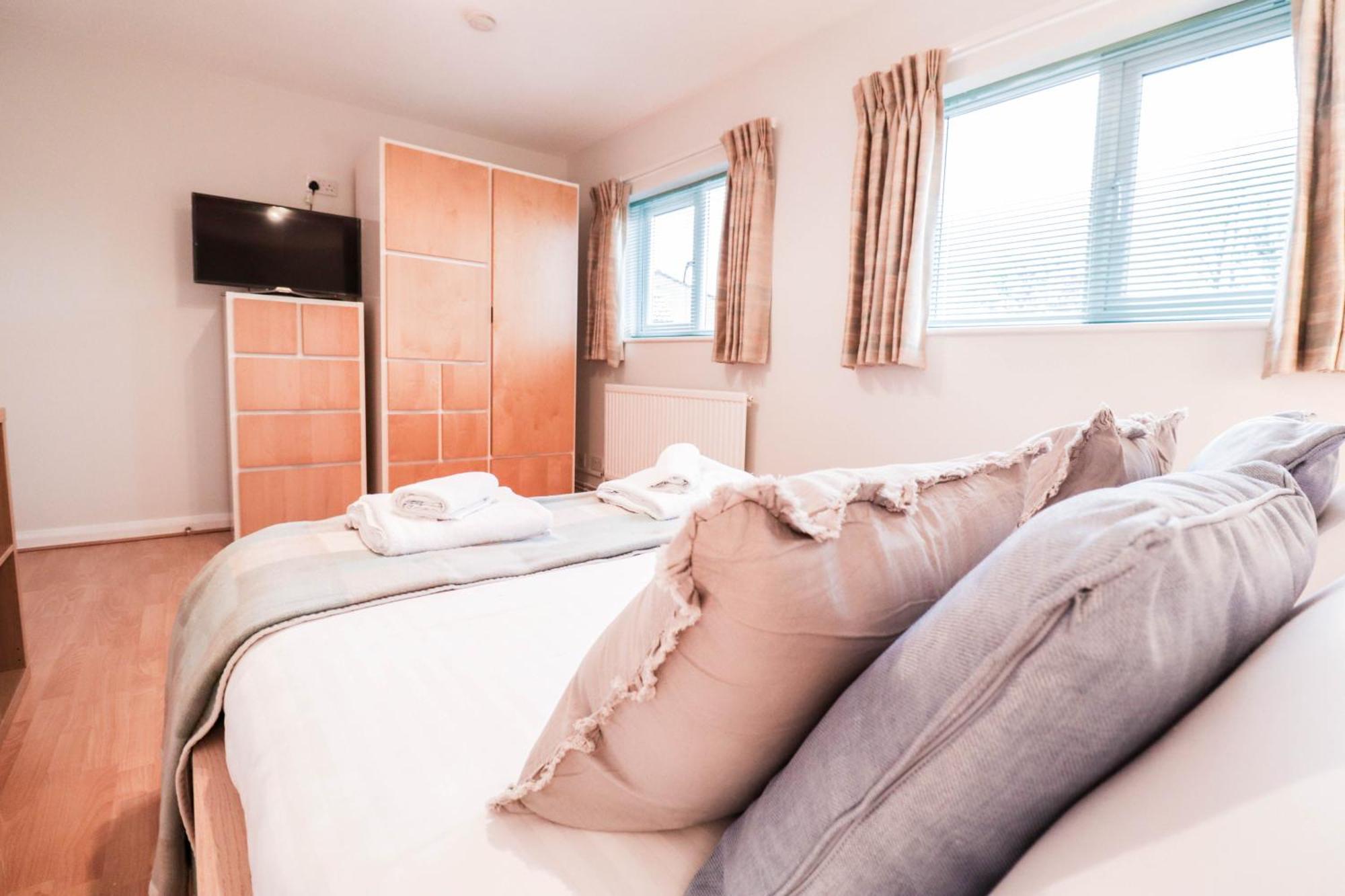 Bright And Spacious Contractor House L Parking! بورهاموود المظهر الخارجي الصورة
