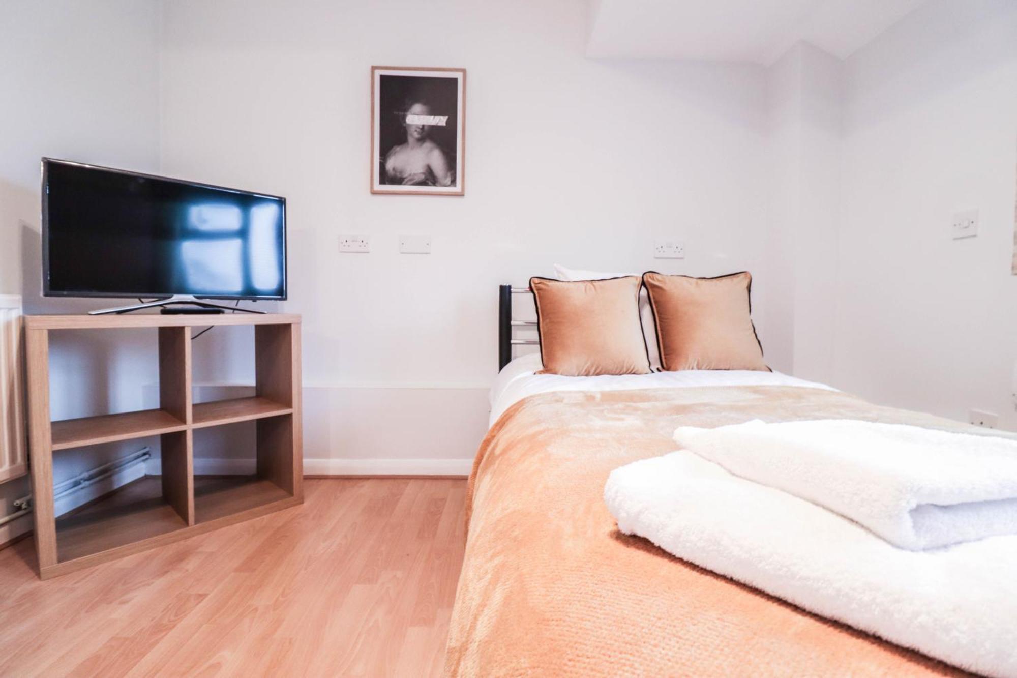 Bright And Spacious Contractor House L Parking! بورهاموود المظهر الخارجي الصورة