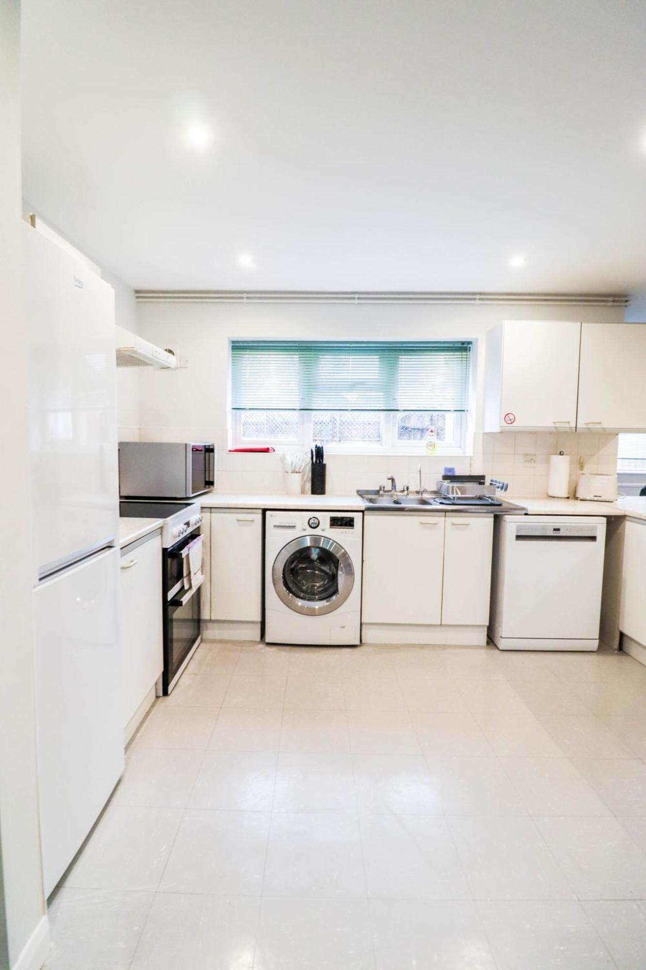 Bright And Spacious Contractor House L Parking! بورهاموود المظهر الخارجي الصورة