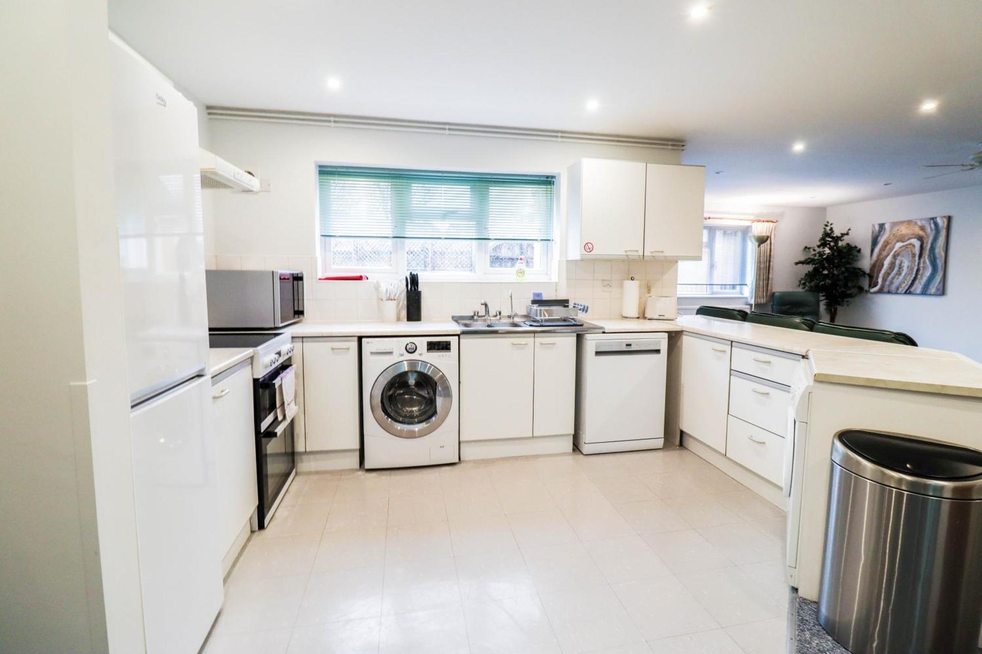 Bright And Spacious Contractor House L Parking! بورهاموود المظهر الخارجي الصورة