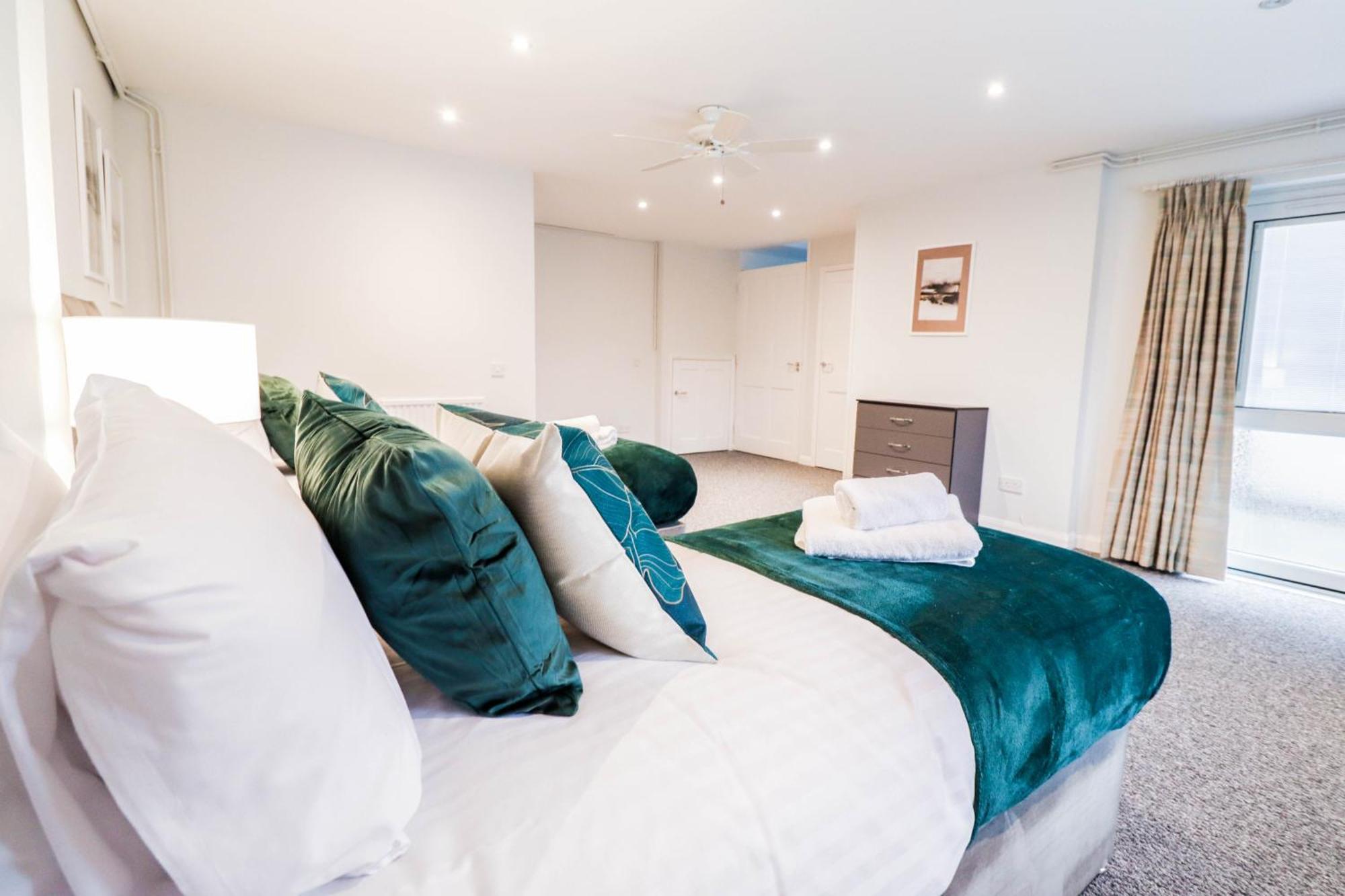 Bright And Spacious Contractor House L Parking! بورهاموود المظهر الخارجي الصورة