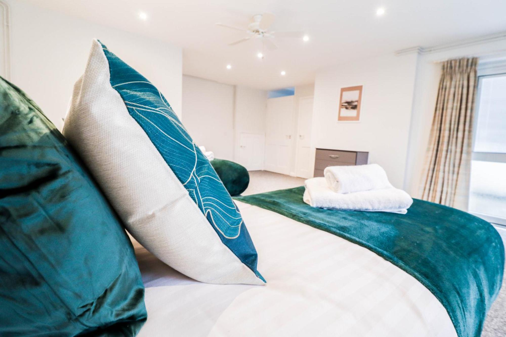 Bright And Spacious Contractor House L Parking! بورهاموود المظهر الخارجي الصورة