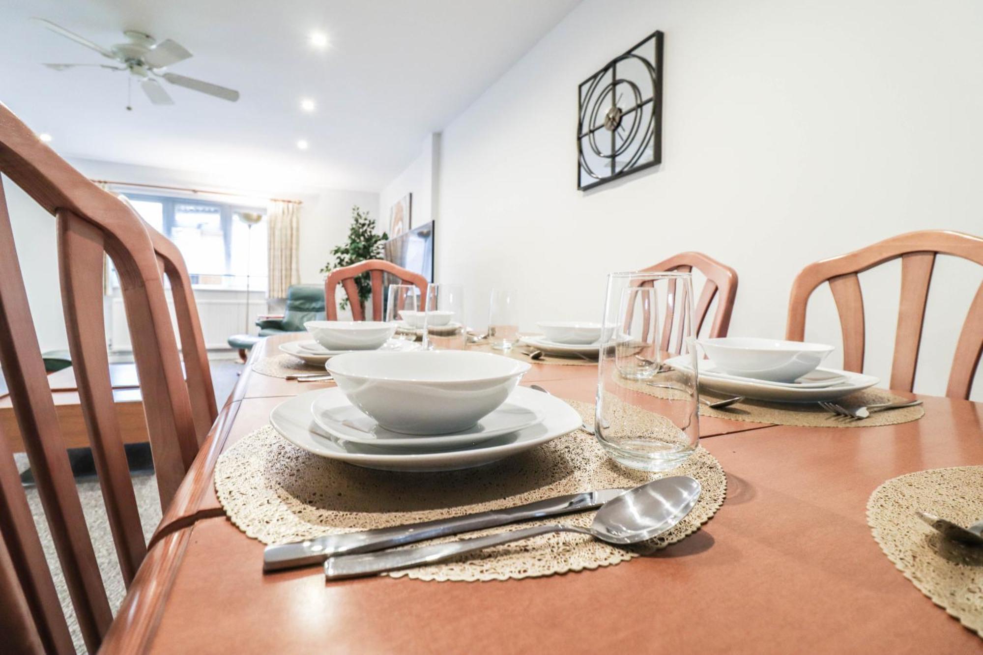 Bright And Spacious Contractor House L Parking! بورهاموود المظهر الخارجي الصورة