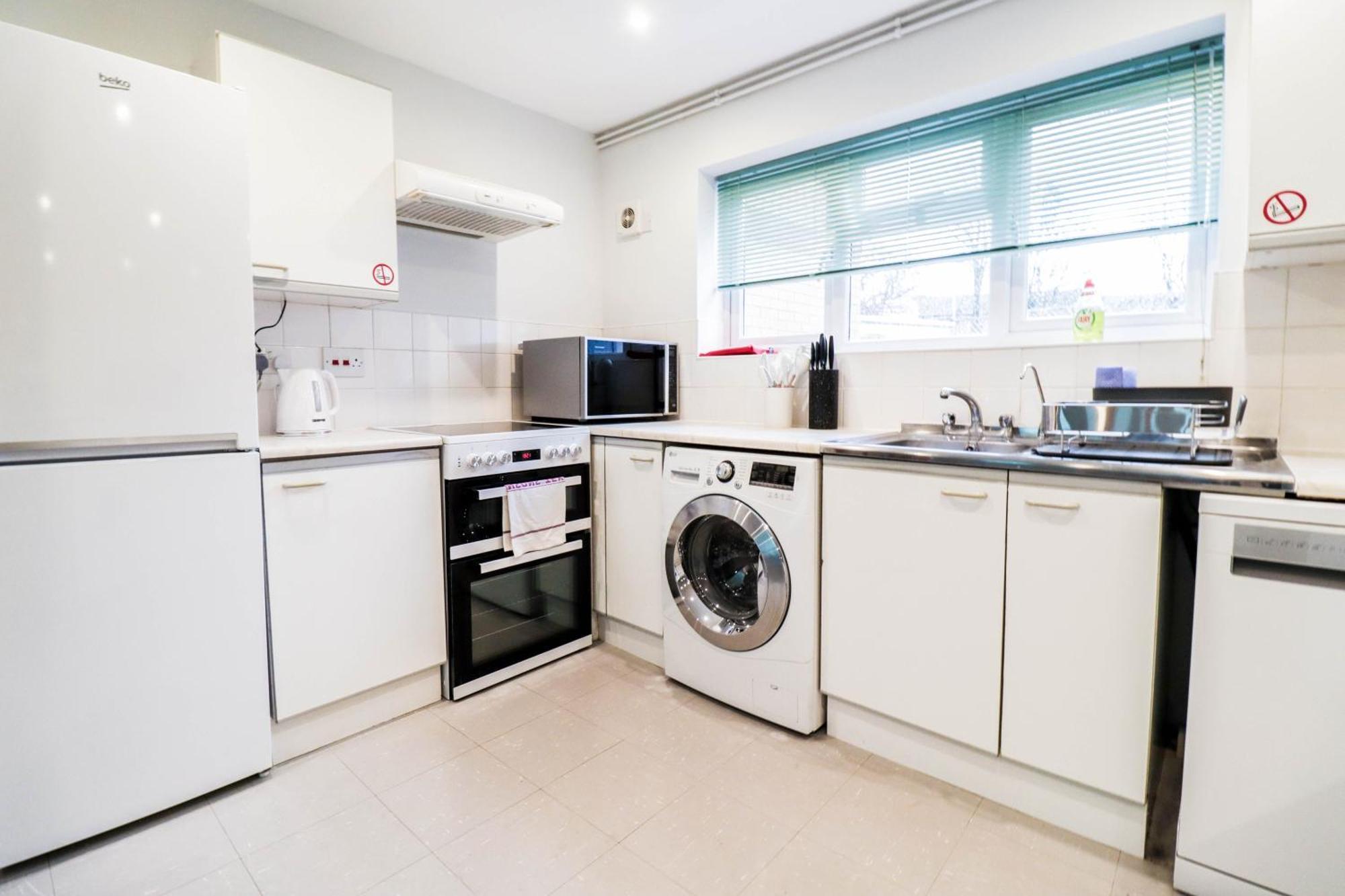 Bright And Spacious Contractor House L Parking! بورهاموود المظهر الخارجي الصورة