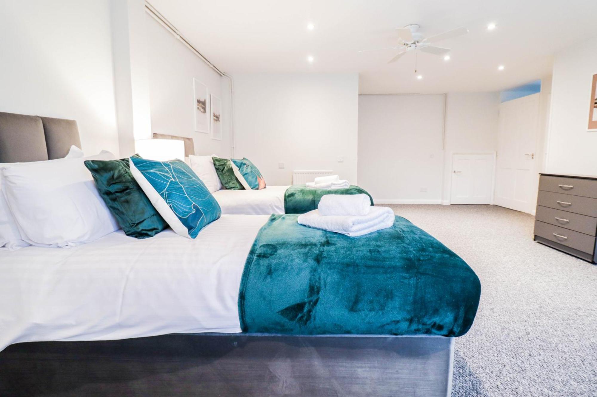 Bright And Spacious Contractor House L Parking! بورهاموود المظهر الخارجي الصورة