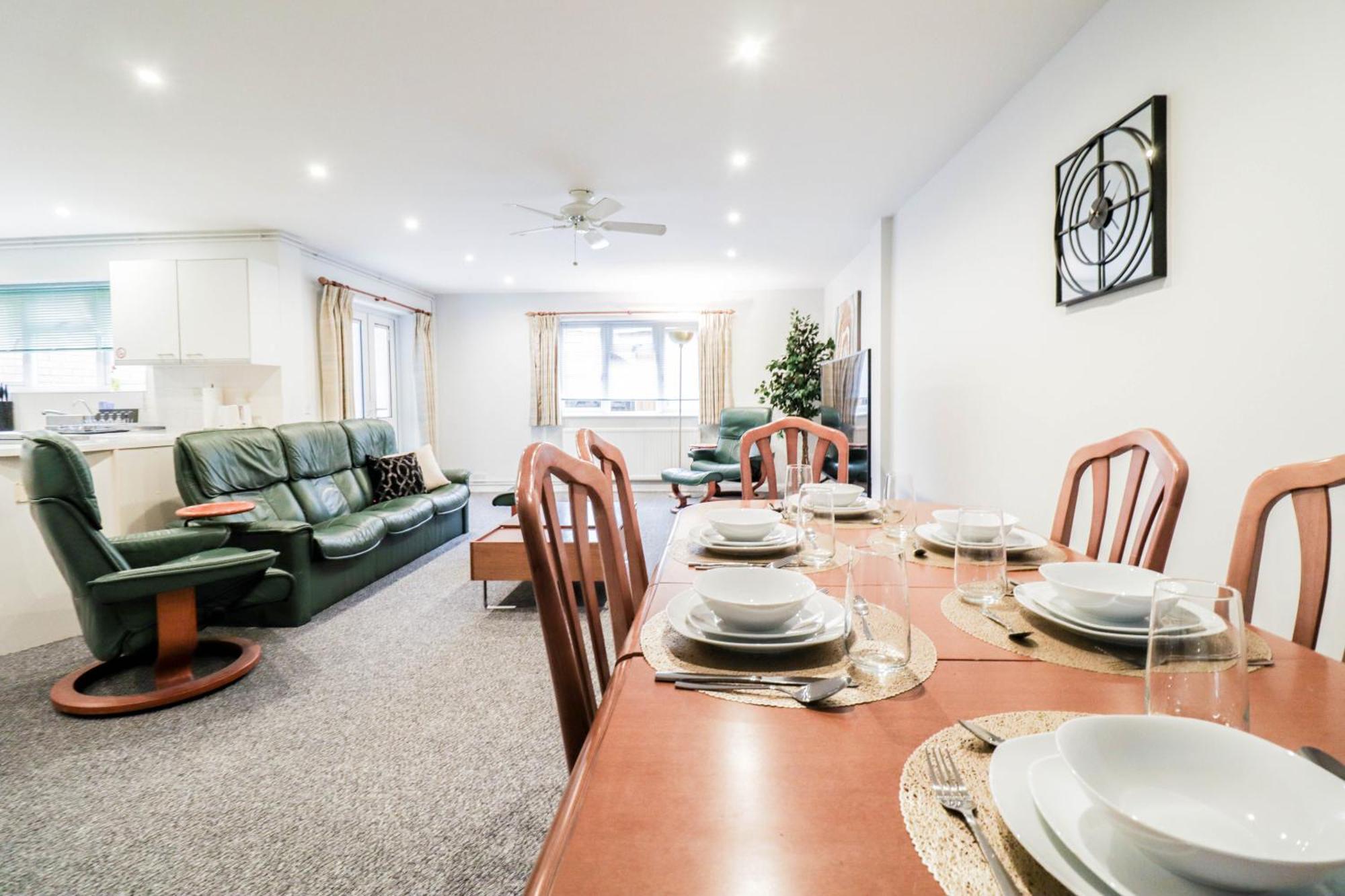 Bright And Spacious Contractor House L Parking! بورهاموود المظهر الخارجي الصورة