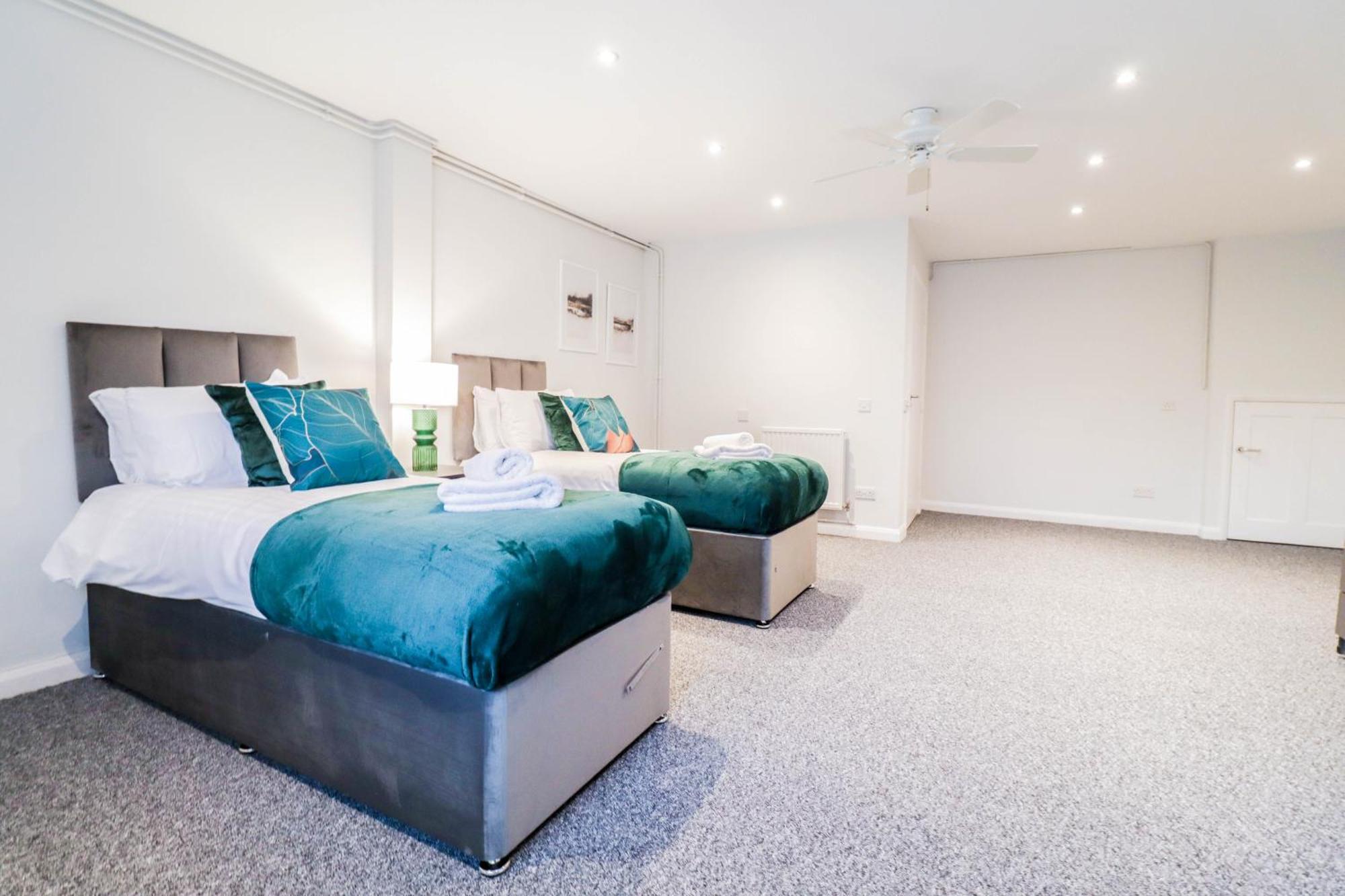 Bright And Spacious Contractor House L Parking! بورهاموود المظهر الخارجي الصورة