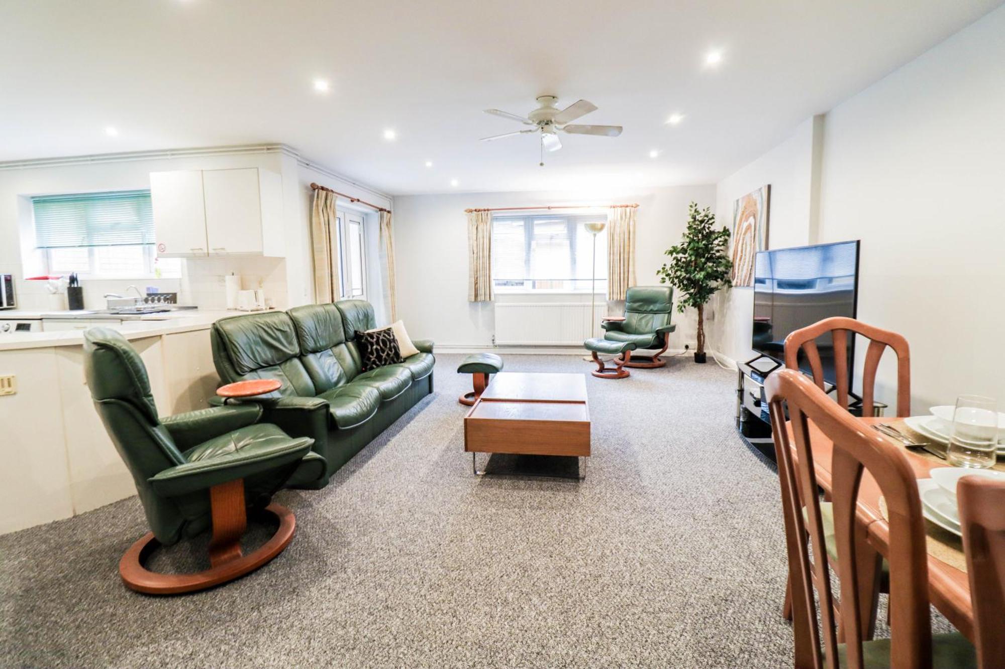 Bright And Spacious Contractor House L Parking! بورهاموود المظهر الخارجي الصورة