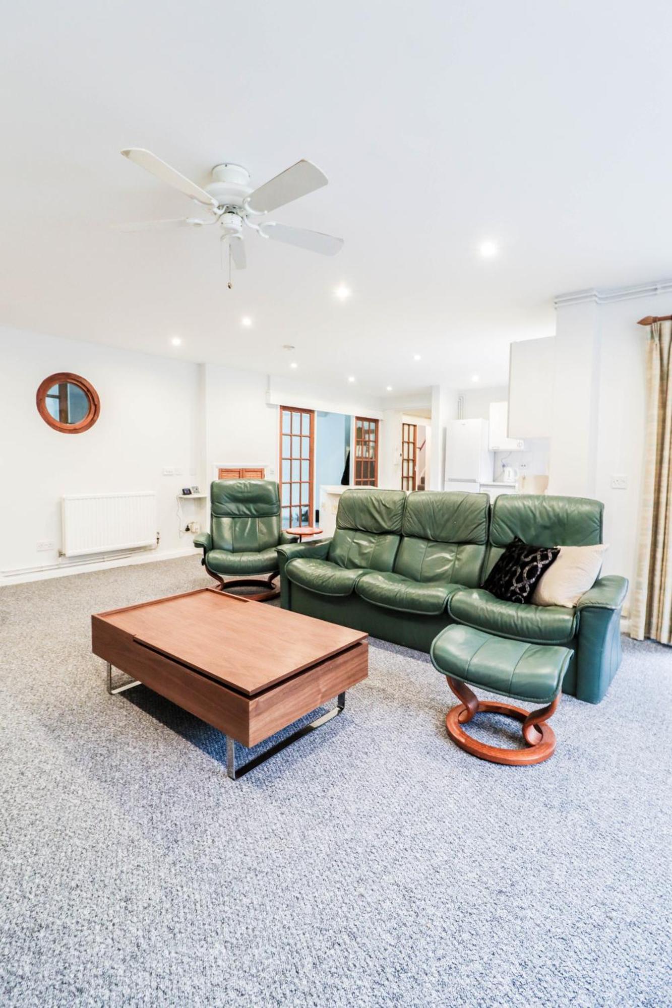 Bright And Spacious Contractor House L Parking! بورهاموود المظهر الخارجي الصورة